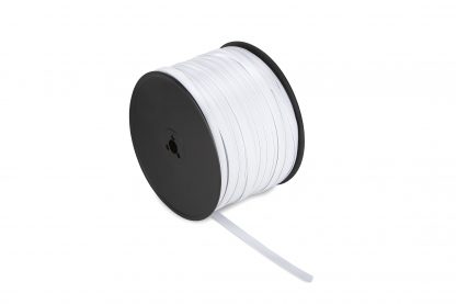 Carrete de cinta elástica blanca de trencilla, 1 cm de ancho, 150 metros de longitud y 1.3 kg de peso, apta para lavado industrial.