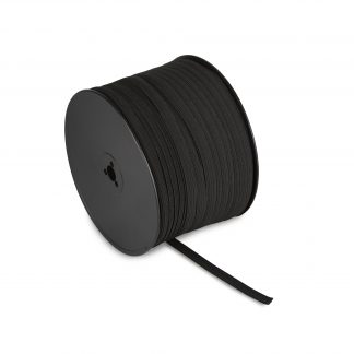 Carrete de cinta elástica negra de trencilla, 1 cm de ancho, 150 metros de longitud y 1.3 kg de peso, apta para lavado industrial.